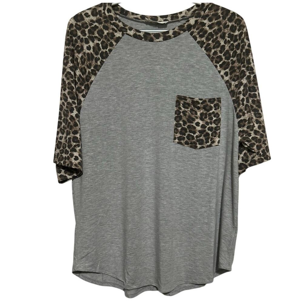 Zenana Women's Gray Animal Print Short Sleeve T-Shirt Front‎ Pocket Size M